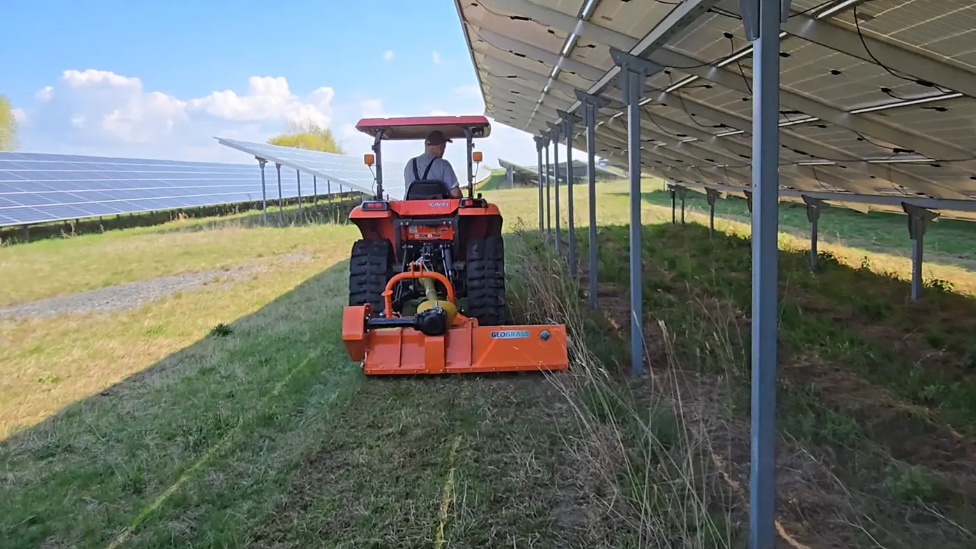 Pflegeeinsatz mit Mulchtechnik auf Energieparkfläche