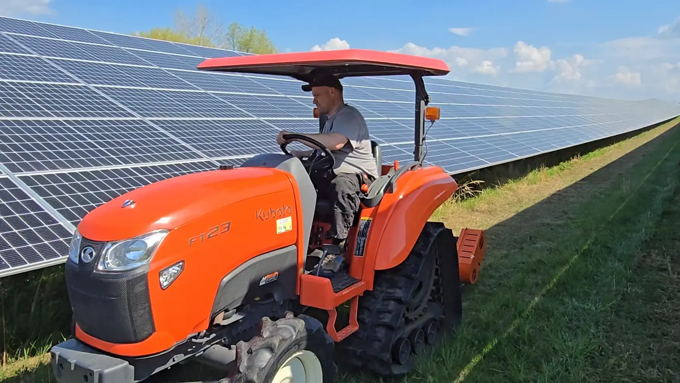 Mahd im Solarpark mit Mulchtechnik zwischen Modulreihen